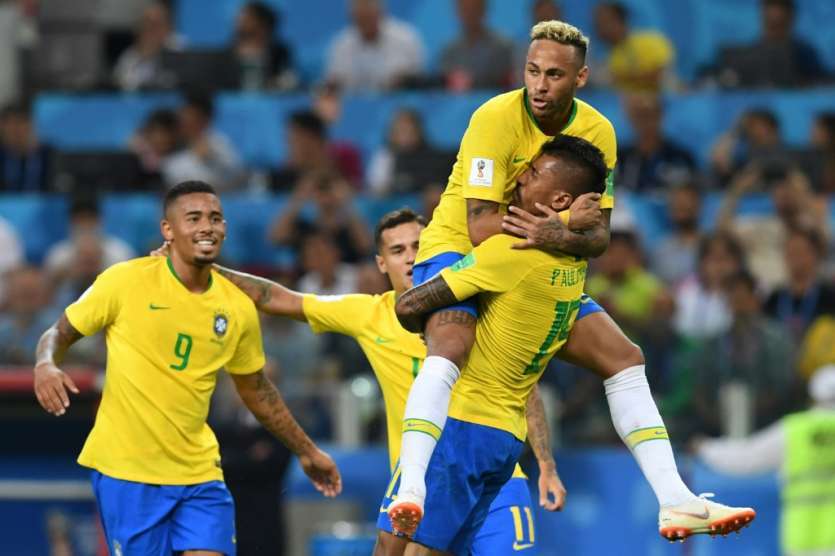 Le Brésilien Paulinho (c) félicité par Neymar, Gabriel Jesus et Philippe Coutinho, après son but contre la Serbie, le 27 juin 2018 à Moscou