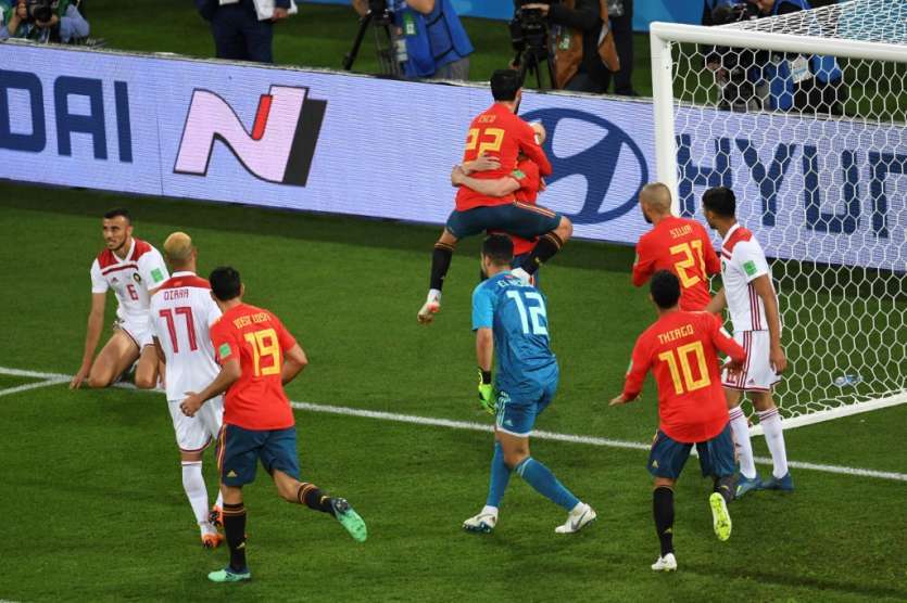 Le milieu espagnol Isco (22) dans les bras de Andres Iniesta après avoir égalkisé face au Maroc à Kaliningrad, le 25 juin 2018
