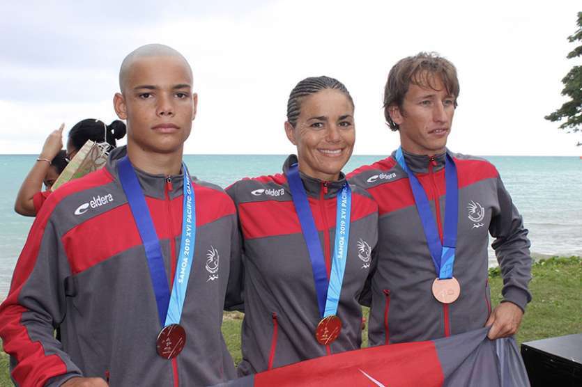 De gauche à droite : Hugo Savignac (médaillé d'argent), Charlotte Robin (médaillée d'or) et Benoît Rivière (médaillé de bronze). Il manque sur la photo Maïana Flament et sa médaille d'argent, qui était à ce moment-là au contrôle antidopage obligatoire.