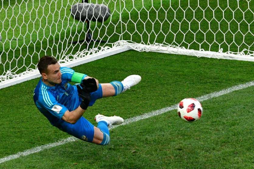 Le gardien de la Russie Igor Akinfeev arrête le ballon lors de la qualification face à l'Espagne 4 t.a.b à 1 le 1er juillet 2018