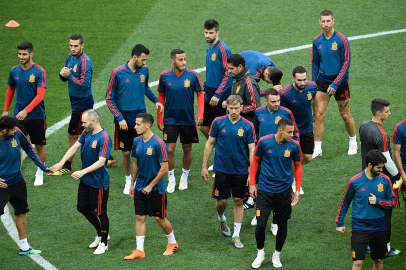 Le sélectionneur de l'équipe d'Espagne Fernando Hierro (c) dirige une séance d'entraînement au stade Loujniki, le 30 juin 2018 à Moscou