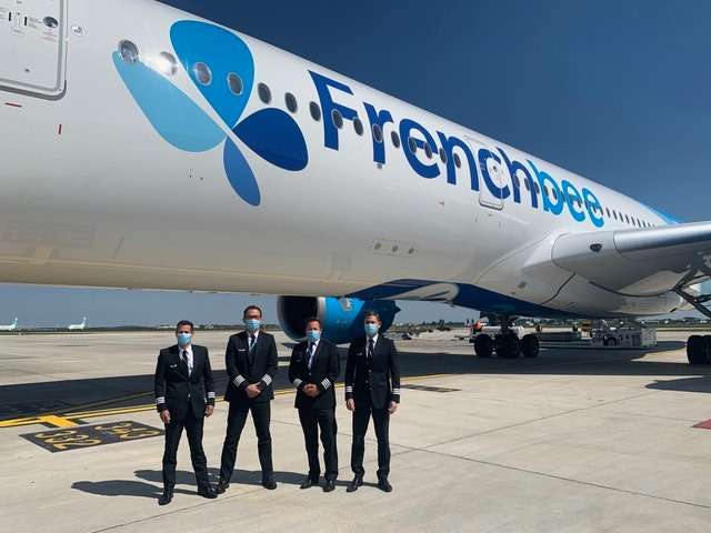 L'équipage qui a réalisé le nouveau record entre Papeete et Paris, le 15 mai dernier.