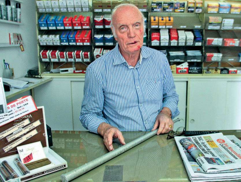 En voulant rattraper le braqueur, le commerçant a chuté. Il s’est blessé au visage et à l’épaule. Photos J.-A.G.-L.