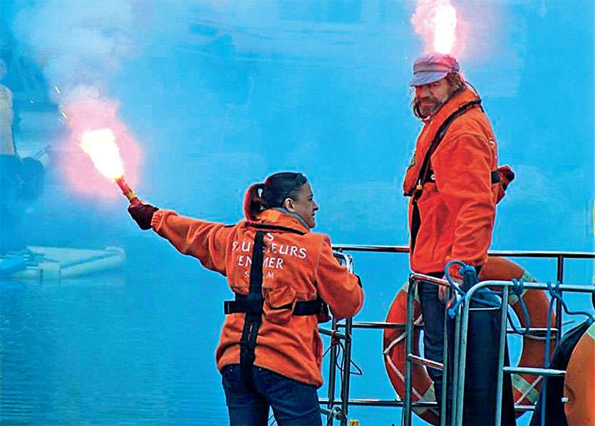 Sur les bateaux, les fusées de détresse ne doivent être utilisées qu’en cas d’urgence, pour être repérées par les secours. Les professionnels de traitements et de collecte de déchets déconseillent vivement de les jeter ou de les tirer en mer lorsqu’elles 