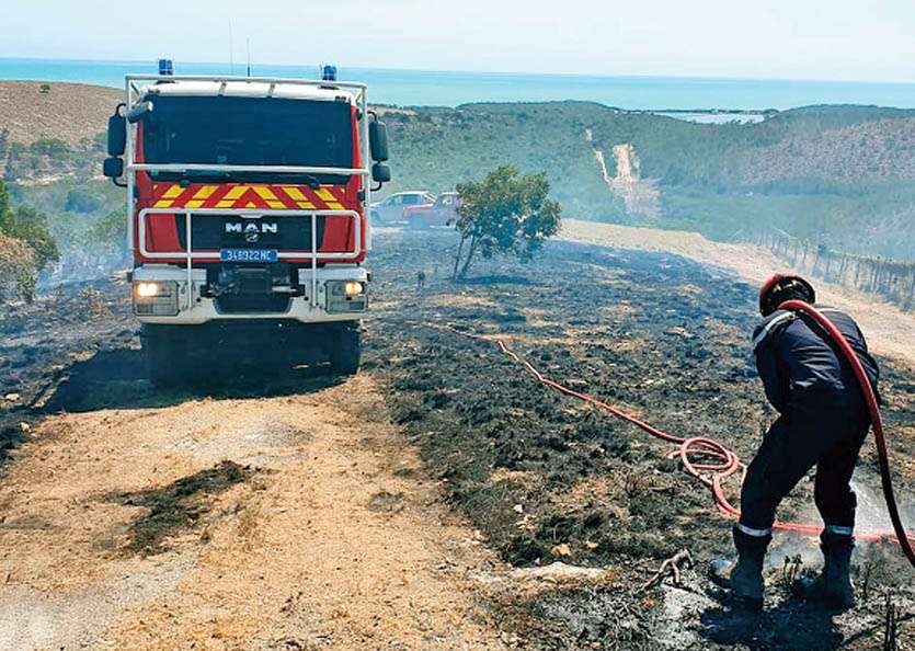 Les pompiers de Koné ont été mobilisés de vendredi à hier pour lutter et surveiller un feu qui a ravagé 20 hectares à Pindaï. Photo K.B