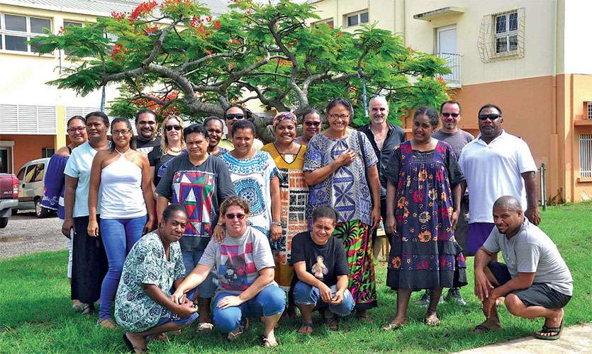 La plupart du personnel : agents de service, cuisiniers, personnel administratif et de direction, agents d’entretien et infirmière se sont réunis dans une des cours de récréation pour la photo de prérentrée. Photo I.C.