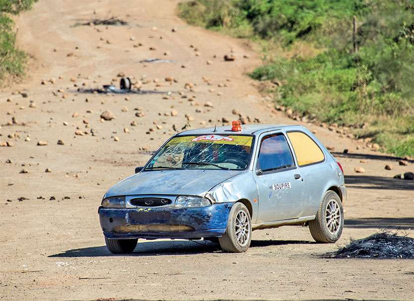 Depuis le lundi 6 août, des individus, étrangers à la SLN, bloquent les voies d’accès aux sites miniers de Méa et Kiel.