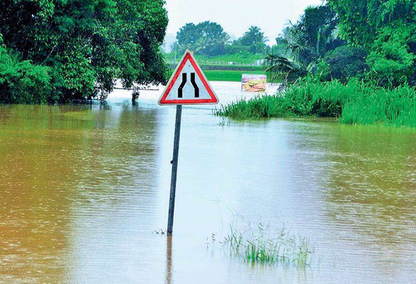 En février dernier, l’entrée sud de Téné, à Bourail, était sous les eaux après le passage d’Oma. Photo archives LNC.