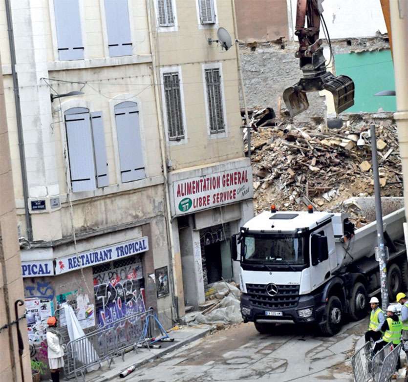 Les travaux de démolition ont débuté hier matin. Photo AFP AFP
