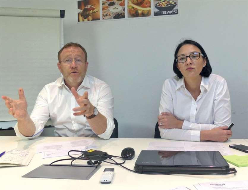 À gauche, Bruno Heriche, le nouveau directeur depuis lundi, indique que les quantités de nourriture ont été augmentées de 5 à 6 % depuis lundi. À droite, Aurélie Gueguen Rene, vice-président Asie-Pacifique