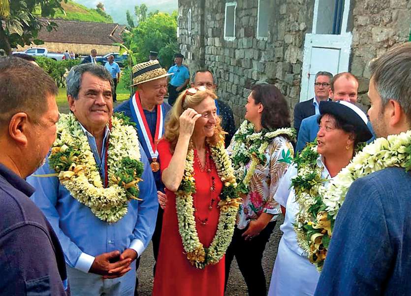 Nicole Belloubet, accompagnée d’Edouard Fritch, s’est rendue à la prison de Nuku Hiva où elle a discuté avec le personnel pénitentiaire et avec les détenus. Photo LDT
