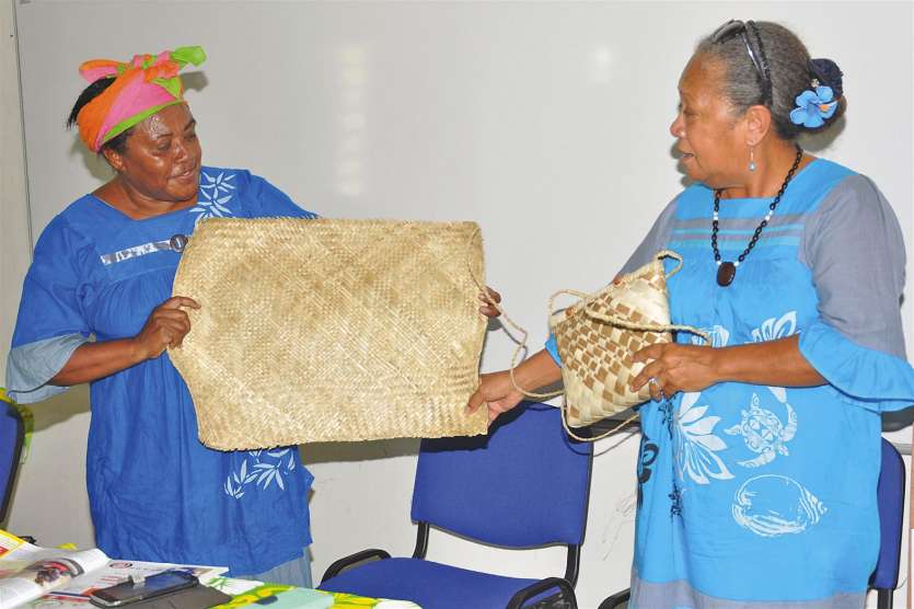 Ouégoa, jeudi 10 novembre. Le logo HMW (Hoot Ma Whaap) a été présenté par Yvette Danguigny (à gauche) avec  une représentante de la Fédération des femmes de Hienghène. Tressé sur la natte, le motif est très discret.
