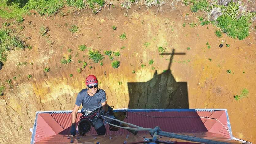 Les techniciens cordistes ont refait l’étanchéité partout sur le bâtiment principal et sur le clocher. L’installation d’une gouttière en zinc a été nécessaire.