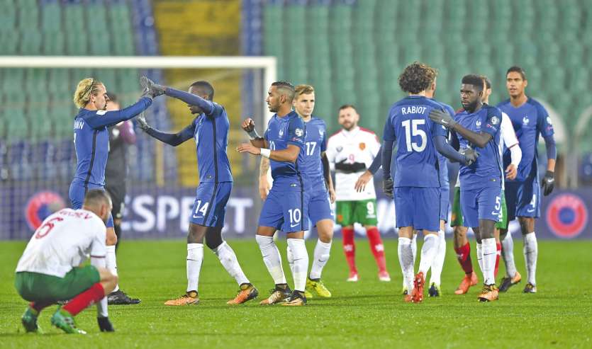 Les Bleus célèbrent leur qualification pour le Mondial 2018 après leur victoire face au Belarus (2-1) hier au Stade de France.