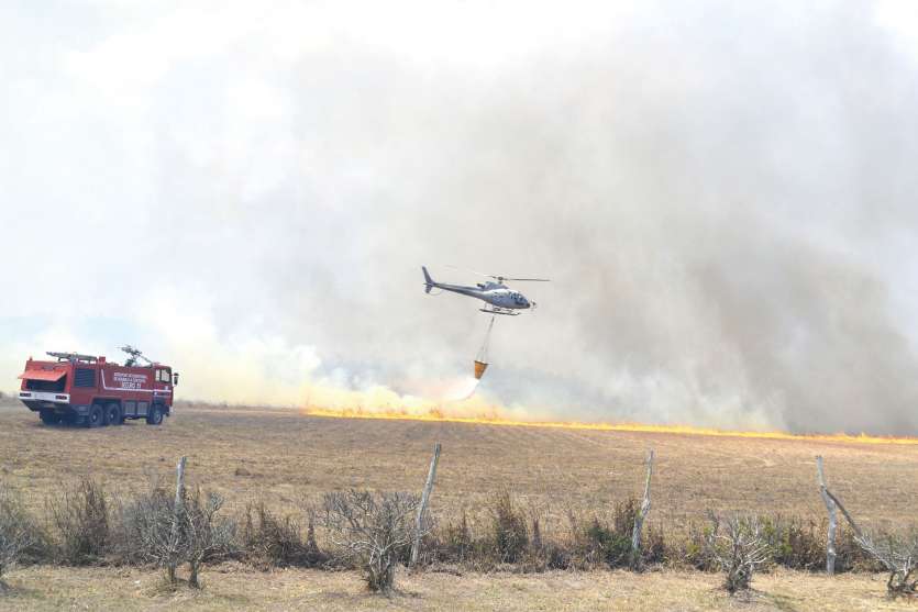 En fin de matinée, les hélicoptères bombardiers d’eau étaient à pied d’œuvre pour tenter d’éteindre les flammes qui se rapprochaient dangereusement de la RT1.