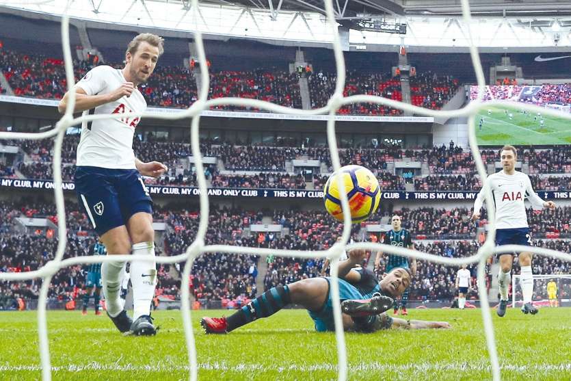 Tottenham a parfaitement réussi son « Boxing Day » hier contre Southampton (5-2), Harry Kane (à gauche) déballant ses superbes cadeaux à Wembleyde : un magnifique triplé. Ses 37e, 38e et 39e réalisations en Premier League.