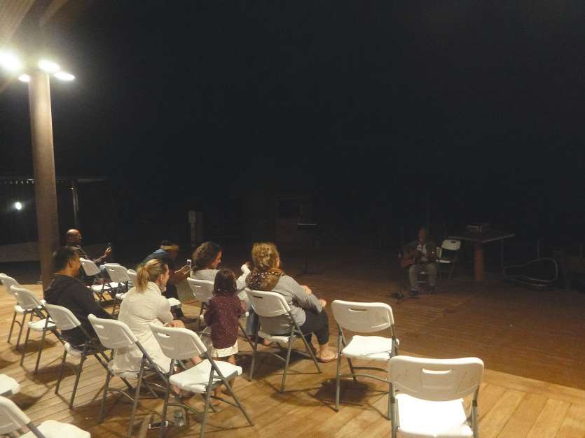 Sur le deck de la mairie, Jimmy Oedin a enchaîné compositions personnelles et reprises.