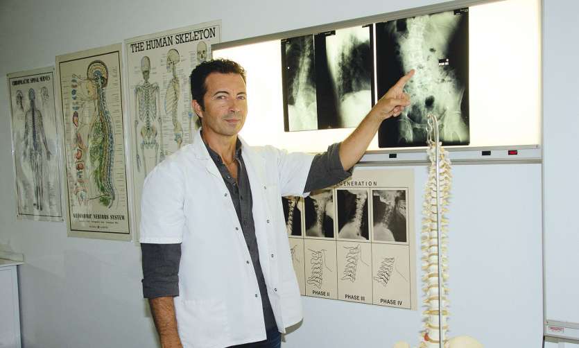 Le diagnostic de la scoliose se fait par une observation du dos du patient, complétée par une radio qui va permettre de la confirmer et de calculer l’angle de la ou des déformation (s).