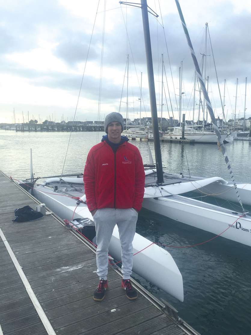 Théo Boré devant le bateau avec lequel il participera au Tour de France à la voile : un Diam 24 flambant neuf.Il est basé à Quiberon, où s’entraîne le Calédonien au côté des trois autres membres d’équipage sélectionnés.