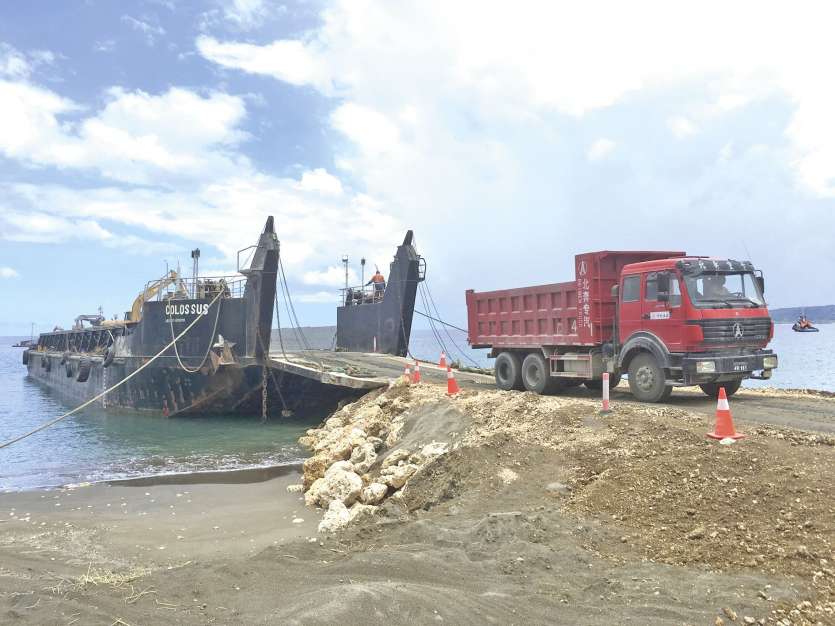 À l’image du déchargement d’agrégats à Mele Bay près de Port-Vila au Vanuatu pour la piste de l’aéroport et les routes, les scories seront acheminées par bateau et transbordées dans des barges jusqu’à un quai.