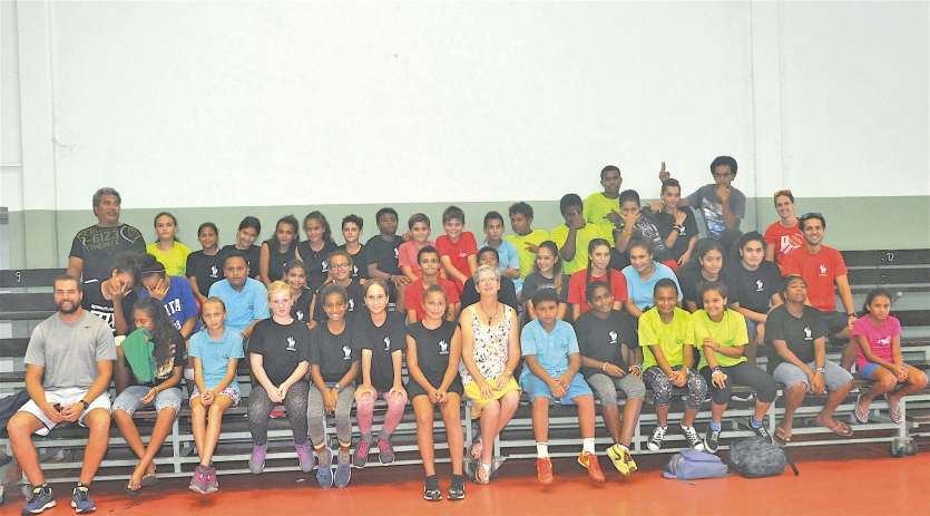 Les premiers licenciés de l’AS Collège réunis à l’occasion de l’assemblée générale avec la directrice du collège et les  professeurs d’EPS dans la salle polyvalente du village.