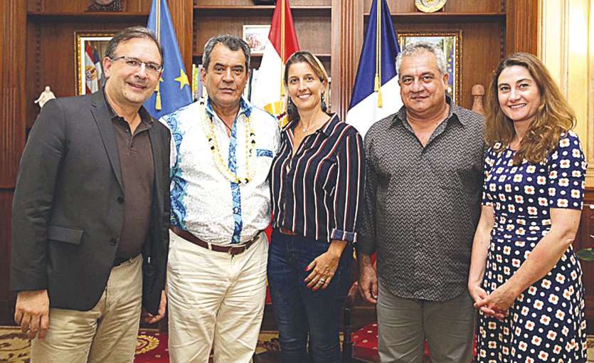 Les membres de la Sacem et le président Fritch. La nouvelle société permettraune meilleure diffusion de la musique polynésienne dans le monde.