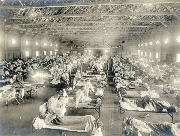 Une photo d’un hôpital du Kansas pendant l\'épidémie de grippe de 1918. D’après des estimations récentes,environ un tiers de la population mondiale a été infectéet 50 millions de personnes, au moins, ont péri.