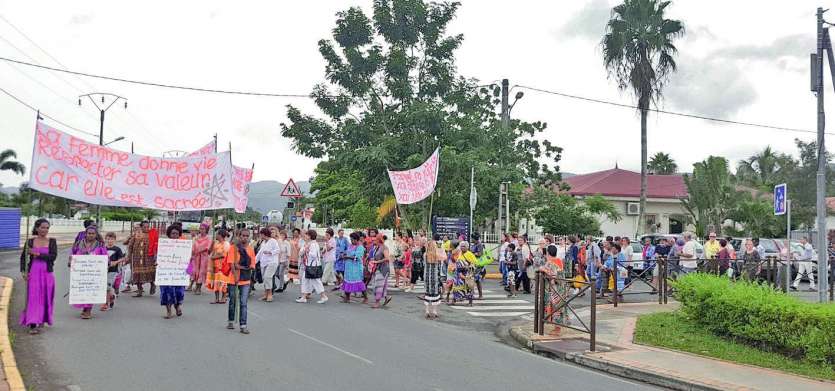 Dans le village, les participantes ont porté des banderoles écrites en orange, couleur de la lutte contre les violences.