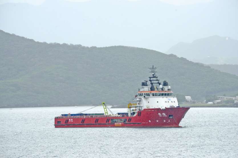 Le De Jing, première barge de la Shanghai Salvage Company, est arrivé hier dans la grande rade de Nouméa.  Une deuxième barge devrait la rejoindre pour procéder aux opérations de renflouement.
