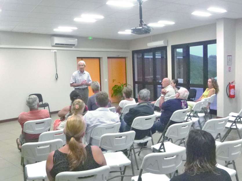 Plusieurs personnes avaient le déplacement pour discuter avec Jean-Paul Belhomme