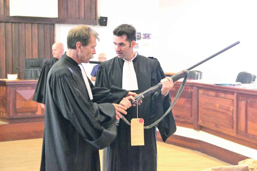 Les avocats ont évalué le temps qu’il faut pour tirer cinq fois. Ce fusil est une réplique de celui utilisé par Béa Bati : partie en Métropole pour expertise, l’arme n’a jamais été retrouvée.