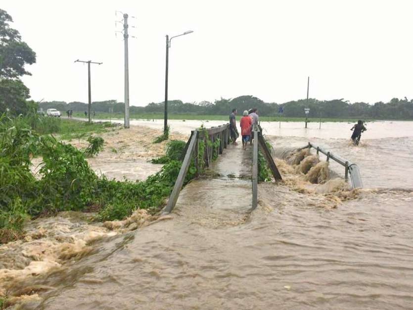 À Pouembout, le pont qui permet d’accéder au lycée était proche d’être submergé, hier matin. Dans la soirée, la plupart des axes routiers étaient redevenus praticables.
