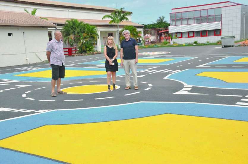 Sylvie Soubrier-Moestar a officiellement inauguré, mardi matin, la piste d’éducation routière en présence  de Patrick Robert, secrétaire général de la mairie, et de Jean-Claude Porquier, directeur de l’école publique.