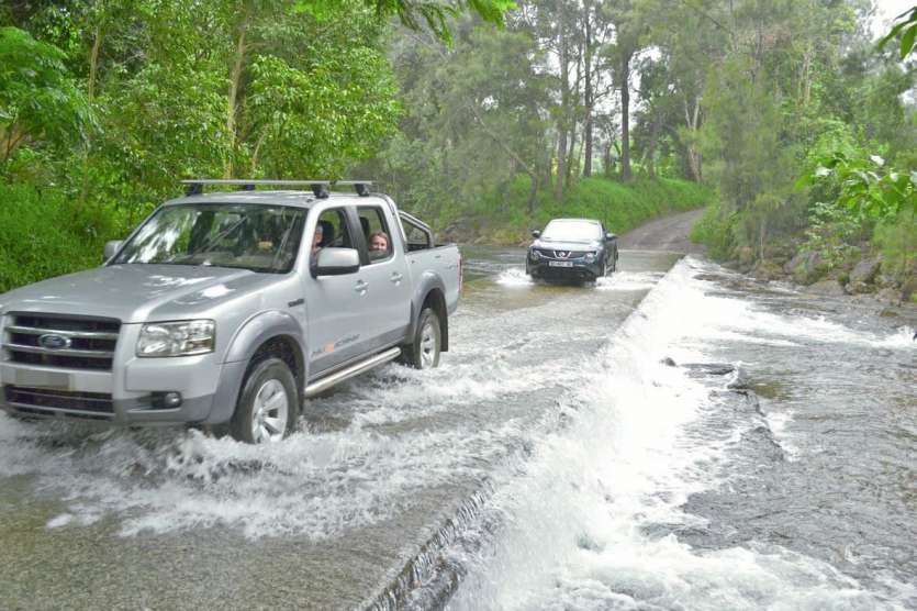 Dimanche matin, les voitures passaient encore sur le radier, mais les pluies persistantes commençaient à inquiéter.  « On ne peut jamais prévoir. Il suffit qu’il pleuve fort dans la Chaîne et on est coincés », lançait Véronique, une riveraine.