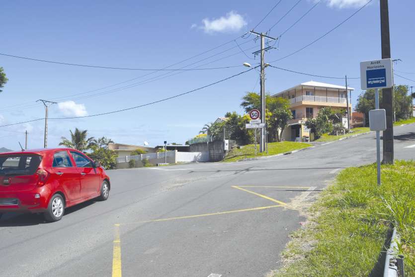 Située à cheval sur Dumbéa et le Mont-Dore, la route provinciale 12, plus connue comme la route d’Auteuil, va être éclairée, dotée de trottoirs et de carrefours. Les arrêts de bus aussi seront améliorés. Le chantier est prévu jusqu’en 2019.