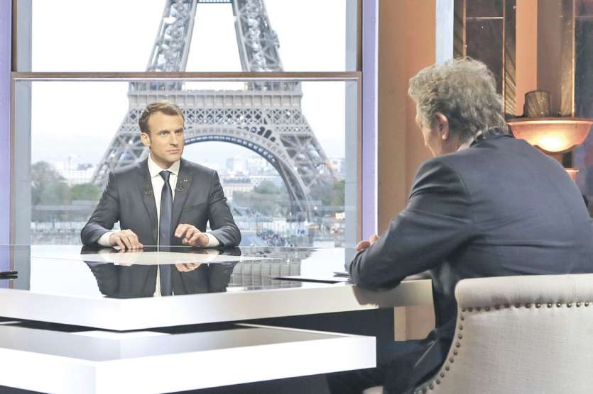 Les deux intervieweurs, Jean-Jacques Bourdin (à droite) et Edwy Plenel ont appelé leur interlocuteur « Emmanuel  Macron » durant tout l’entretien, et non « Monsieur le président ».
