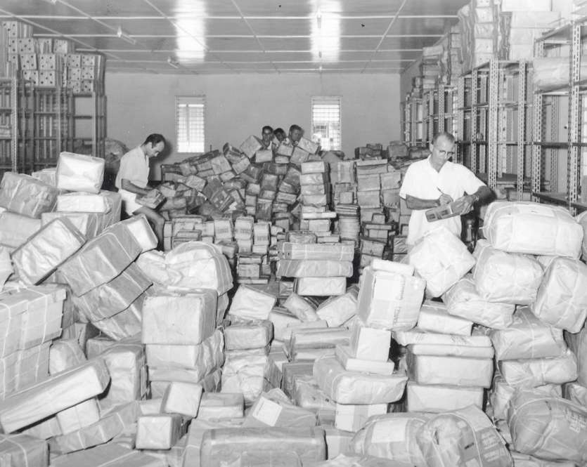 En 1960, la salle du service des paquets est pleine. Tous sont inspectés, triés et la destination y est précisée. Voilà quelques semaines, l’OPT a ouvert un nouveau centre de tri équipé de machines très modernes à Ducos.