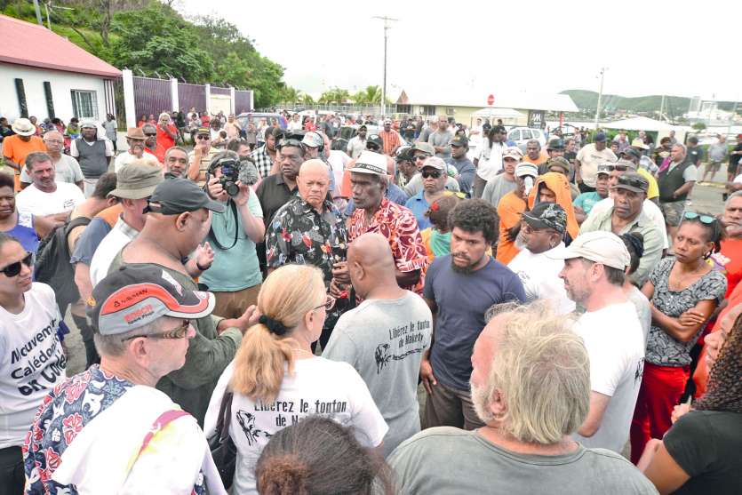 Près de 200 personnes (famille, amis, collègues…) ont apporté leur soutien au « Tonton de Nakéty », devant le Camp-Est. Il a été accordé à Noël Booéné un aménagement de peine.