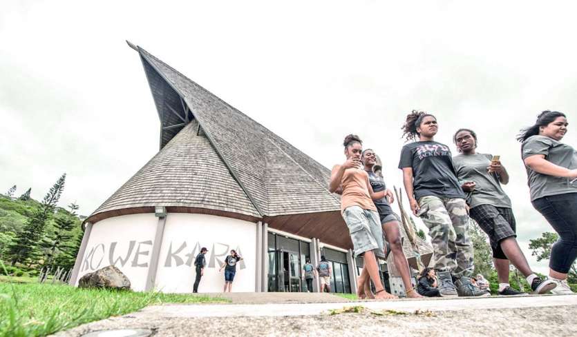 Traditionnellement occupé d’avril à fin octobre par la saison des mariages, le centre culturel Ko We Kara accueilleégalement deuils, journées culturelles, réunions politiques, assemblée générales d’associations et conseils syndicaux.