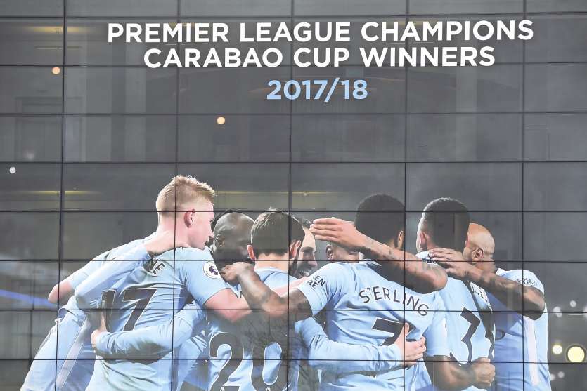 Ils n’auront pas perdu de temps. Deux jours après le sacre de champion d’Angleterre, le stade de Manchester City est déjà décoré pour l’occasion avec une affiche géante.