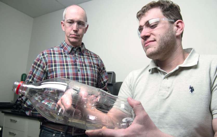 Bryon Donohoe (à gauche) et Nic Rorrer, du National Renewable Energy Laboratory, deux des chercheurs qui ont  participé aux découvertes, découpent des échantillons de plastique.