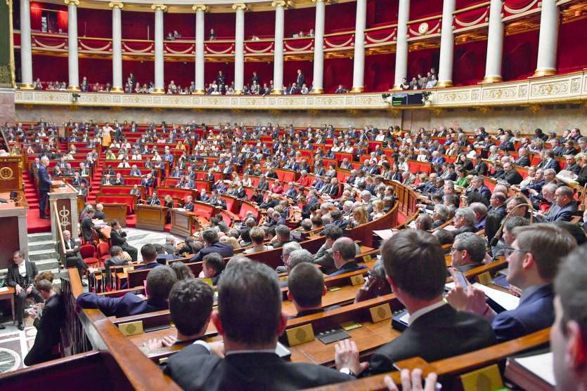 Le texte ne sera pas examiné par le Sénat avant le 29 mai. Le ministère espère un vote définitif « au plus tard début juillet ». 