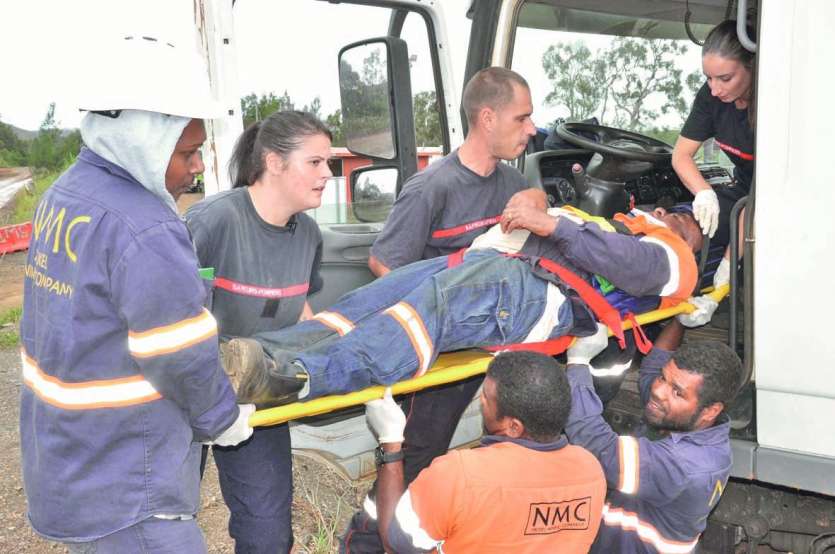 Le chauffeur accidenté est sorti de la cabine de son camion par les sapeurs-pompiers aidés de sauveteurs secouristes  du travail de la NMC de Ouaco.