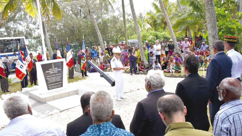 Le haut-commissaire Thierry Lataste devant la stèle érigée dans l’enceinte de la gendarmerie de Fayaoué. Il a salué  l’ensemble du travail de mémoire et de réconciliation mené entre gendarmes et coutumiers, entre tribus, communautés religieuses et famille