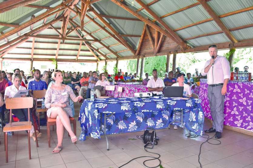 Le premier atelier devait se limiter à un comité restreint. Face à l’engouement des participants, le rendez-vous sur la coordination du tourisme à l’île des Pins s’est tenu en public, sous le marché couvert de Vao.