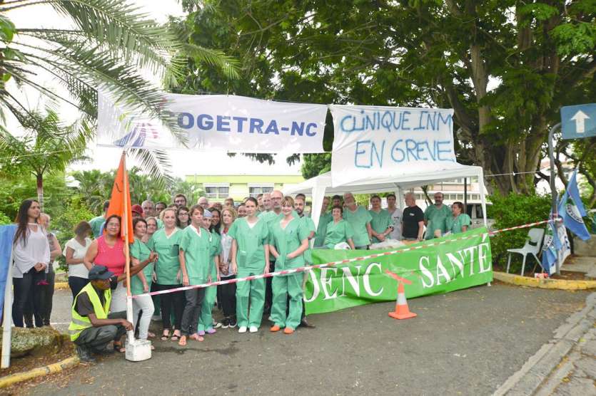 À la clinique Magnin, à la Vallée-des-Colons, le personnel soignant gréviste s’affichait aux abords de  l’établissement, hier matin. Le collectif Île Nou Magnin fait état d’un fort taux de suivi de la grève.