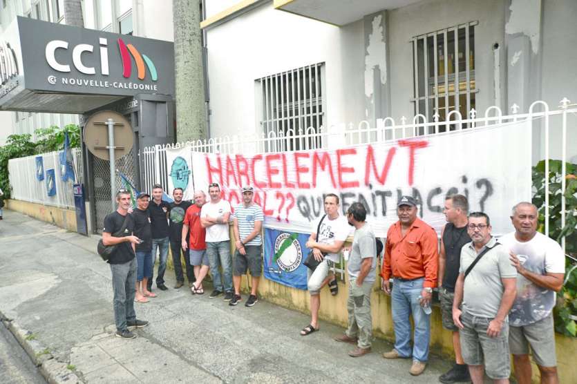 Avant la réunion à la direction de l’Aviation civile, qui n’aura duré que quelques minutes, le syndicat s’est fait entendre devant la CCI, hier matin.