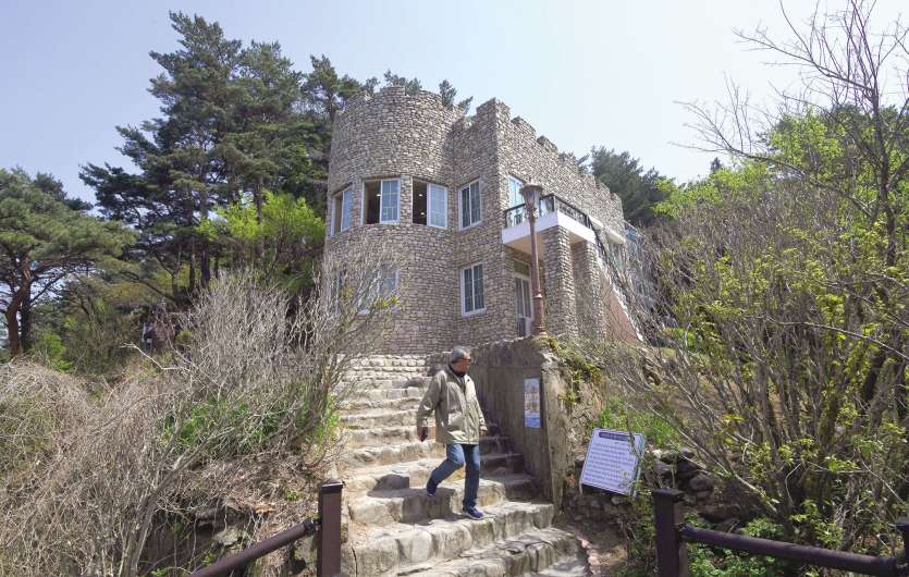 La guide Ham Ji-su espère que le sommet encouragera plus de Nord-Coréens à venir voir la maison de vacances des Kim.