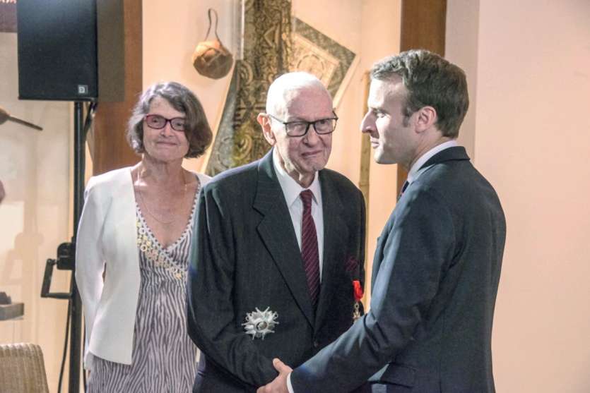 En soirée, Emmanuel Macron a décoré Jean Lèques, en présence de sa famille, de ses proches et de ses amis. Photo Julien Cinier
