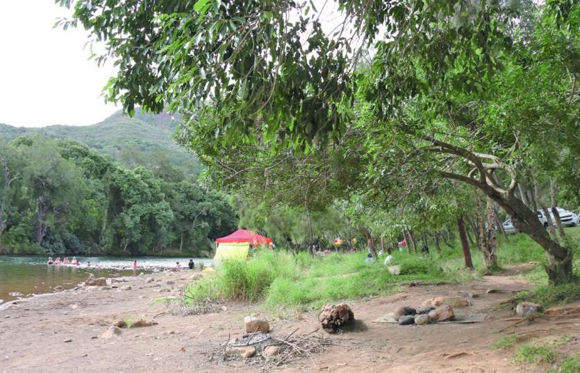 Hier, en cette journée fériée, les baigneurs sont venus en nombre profiter de la rivière.Photo LNC